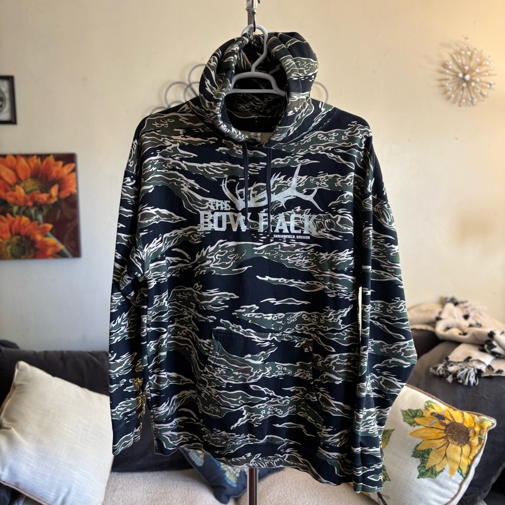 Bow Rack Tiger Hoodie Men’s 2XL